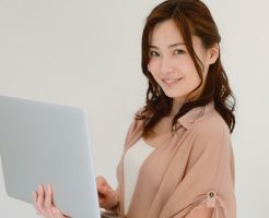 ノートパソコンを持つ女性