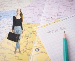 世界を旅行する女性